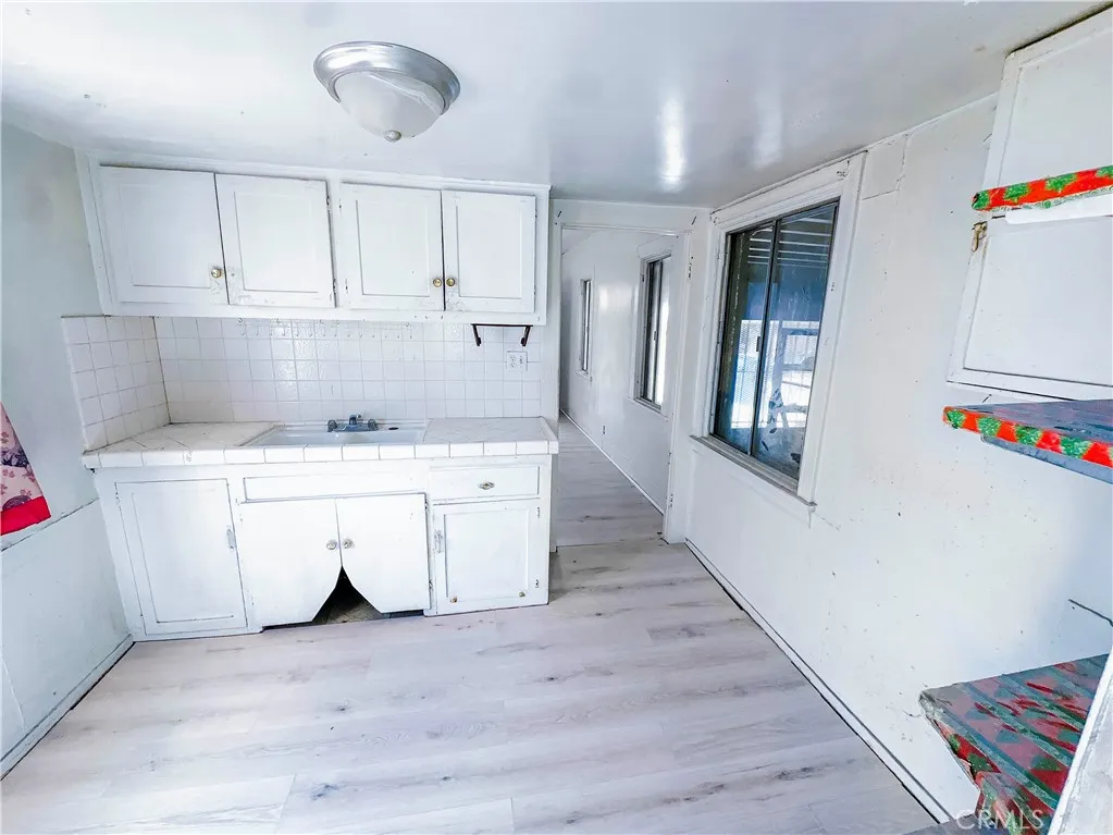 1233 W 38th St, Los Angeles, California 90037 home-pic-23